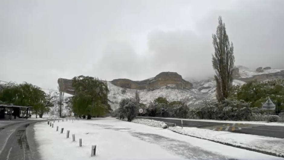 Snow in South Africa Snow is being cleared from N3 eNCA